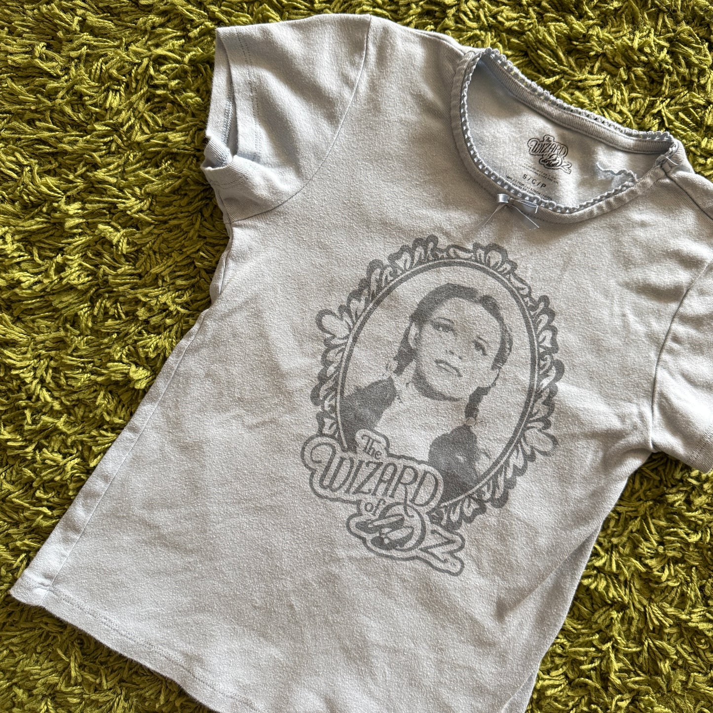 unique vintage whimsical 90s y2k THE WIZARD OF OZ graphic baby tee