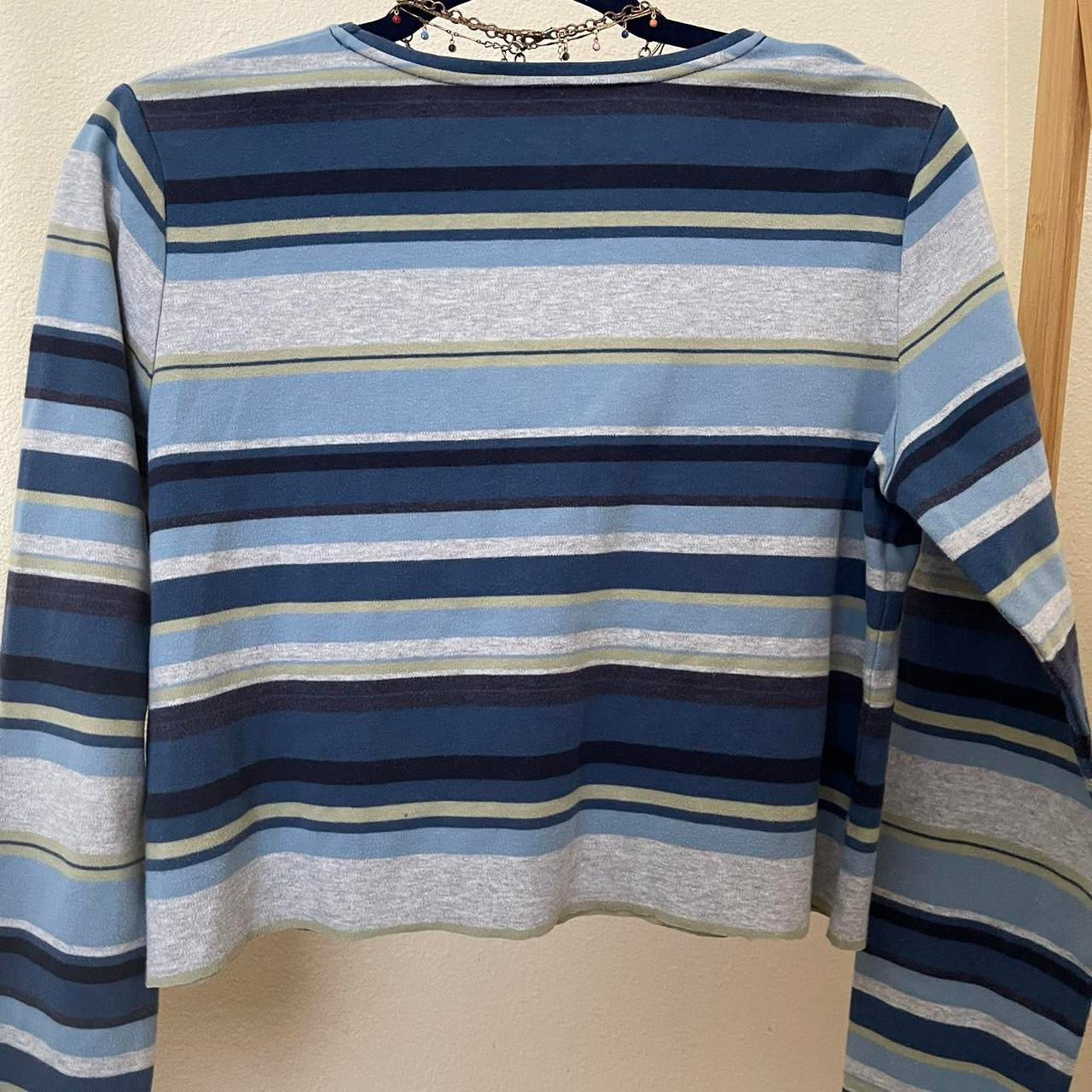 striped sleeved top