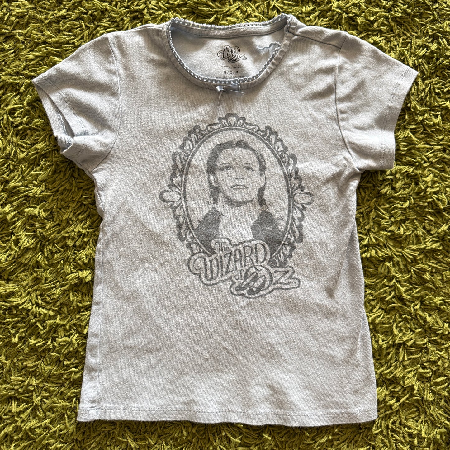 unique vintage whimsical 90s y2k THE WIZARD OF OZ graphic baby tee