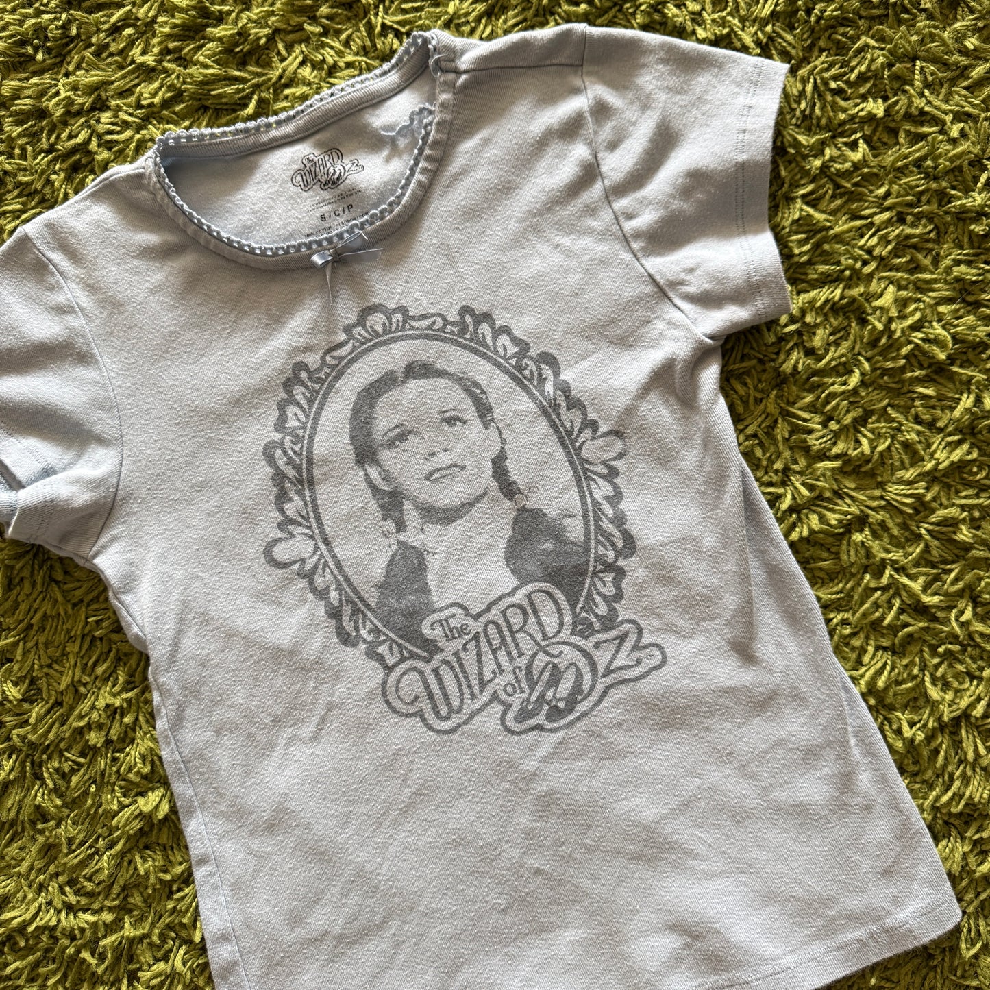 unique vintage whimsical 90s y2k THE WIZARD OF OZ graphic baby tee