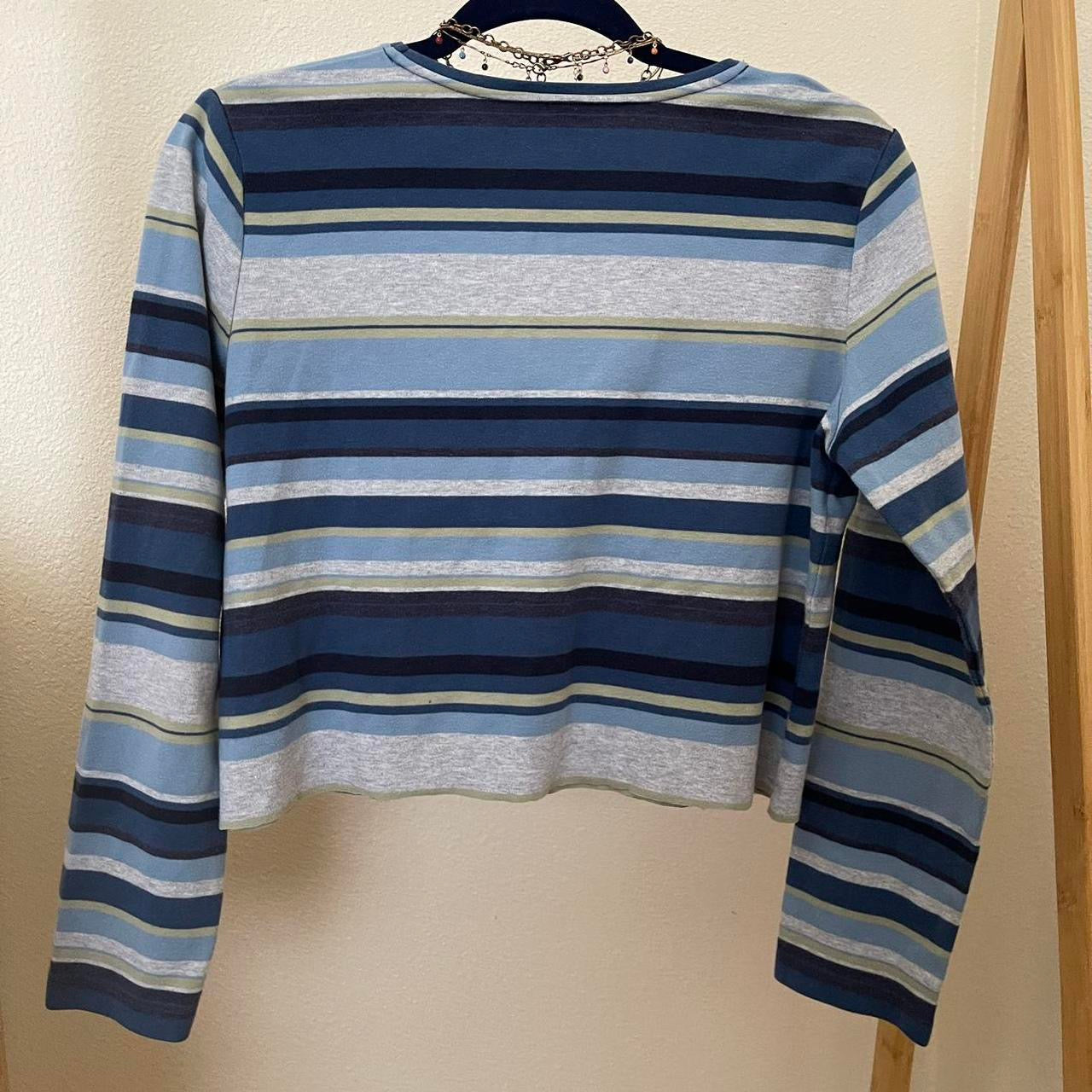 striped sleeved top